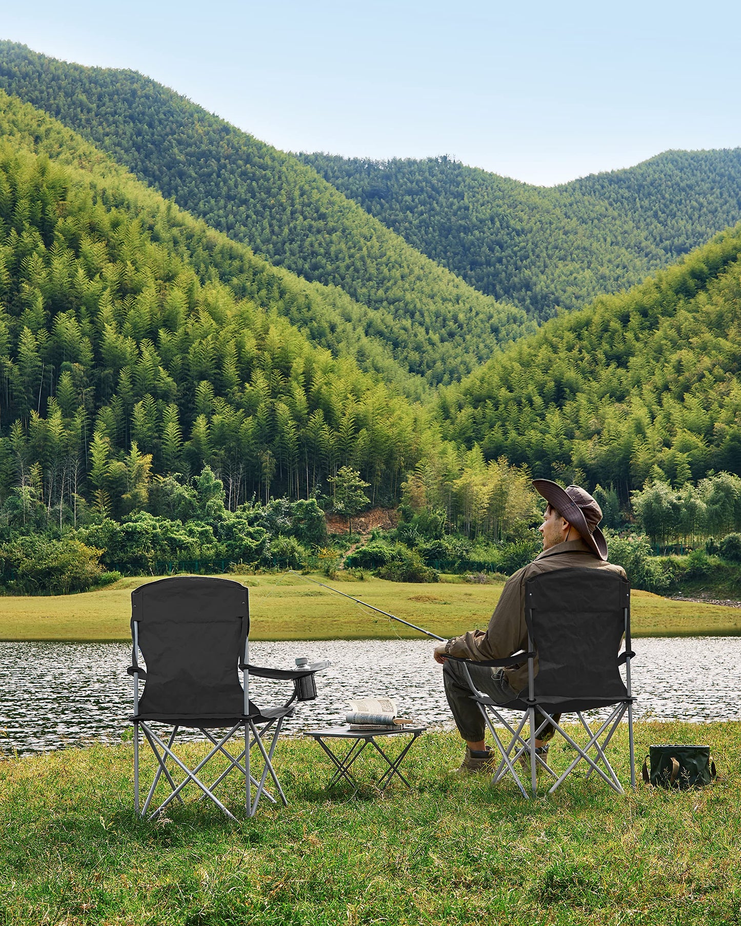 SONGMICS Chaise Pliante Camping, Lot de 2, Chaise de Pêche Extérieur, Dossier Haut, Accoudoir, Porte-gobelet, Portable, Pliable, Capacité 150 kg, Camping, Jardin, Pêche, Terrasse, Noir GCB08BK